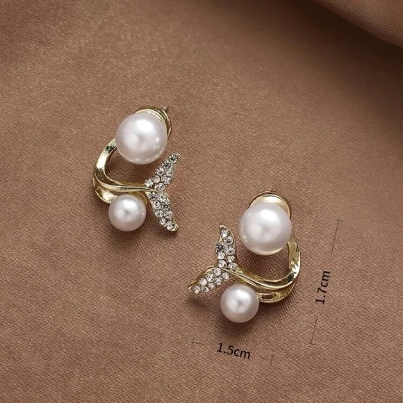 Fishtail Pearl Earrings - Picture 4 of 8